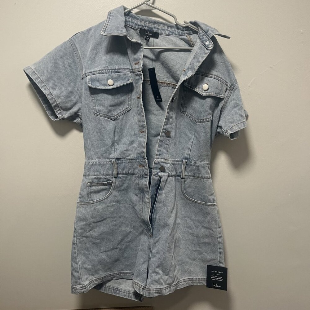 Lulus Denim Romper Women’s Light Wash Button Front Short Sleeve NWT Size Medium